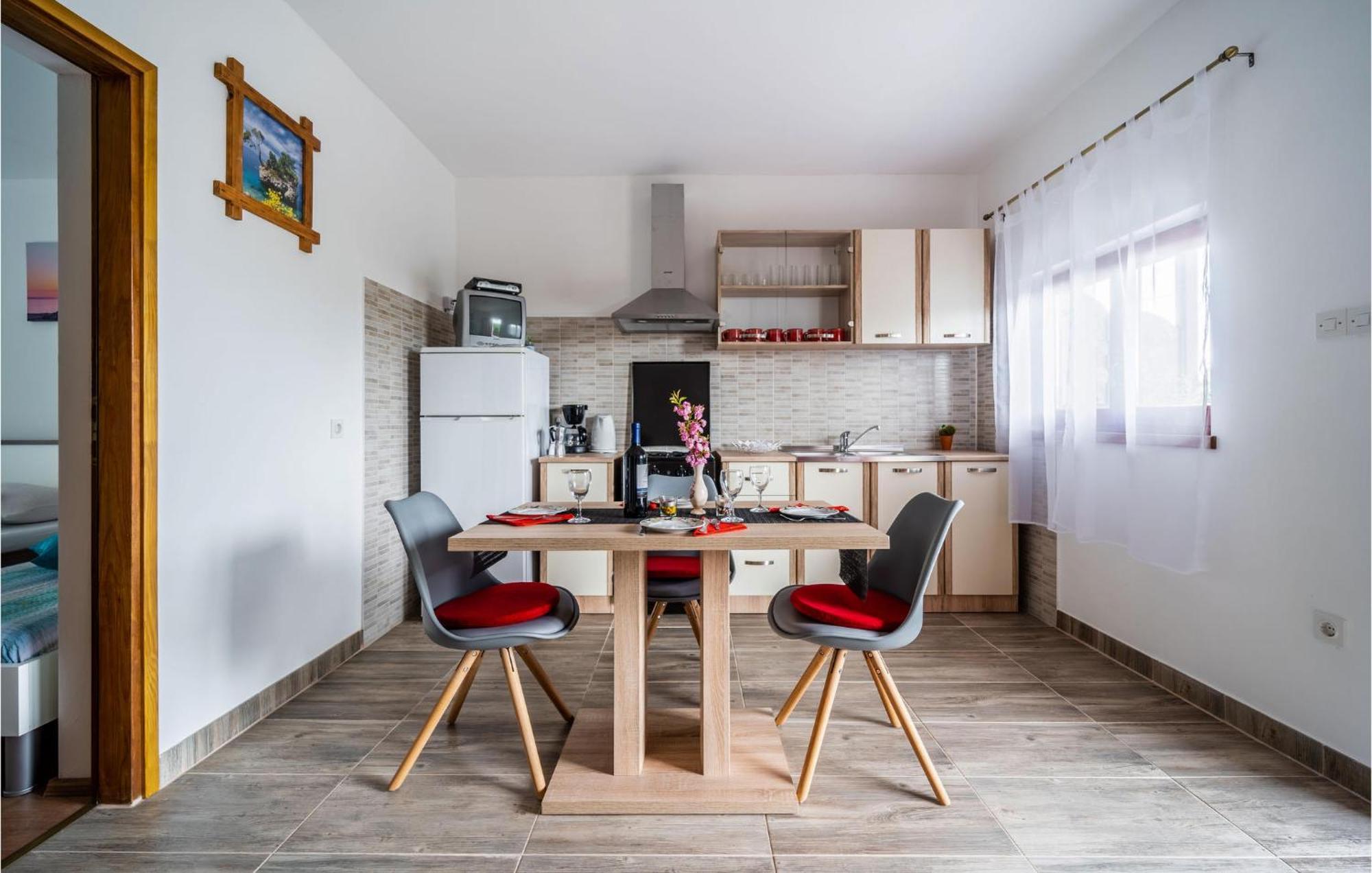 Amazing Apartment In Krnica With Kitchen المظهر الخارجي الصورة